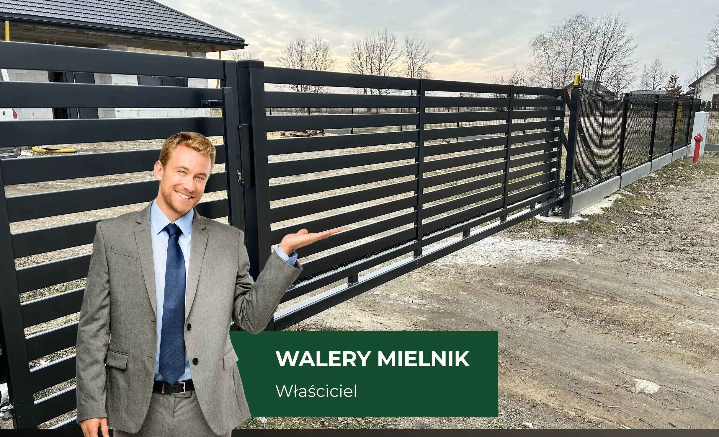 Mężczyzna w garniturze prezentuje nowoczesne bramy wjazdowe z aluminiowych przęseł ogrodzenia