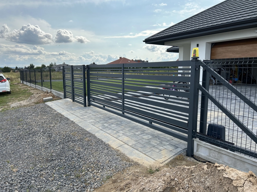 Bramy wjazdowe przesuwne z poziomymi aluminiowymi przęsłami w nowoczesnym stylu