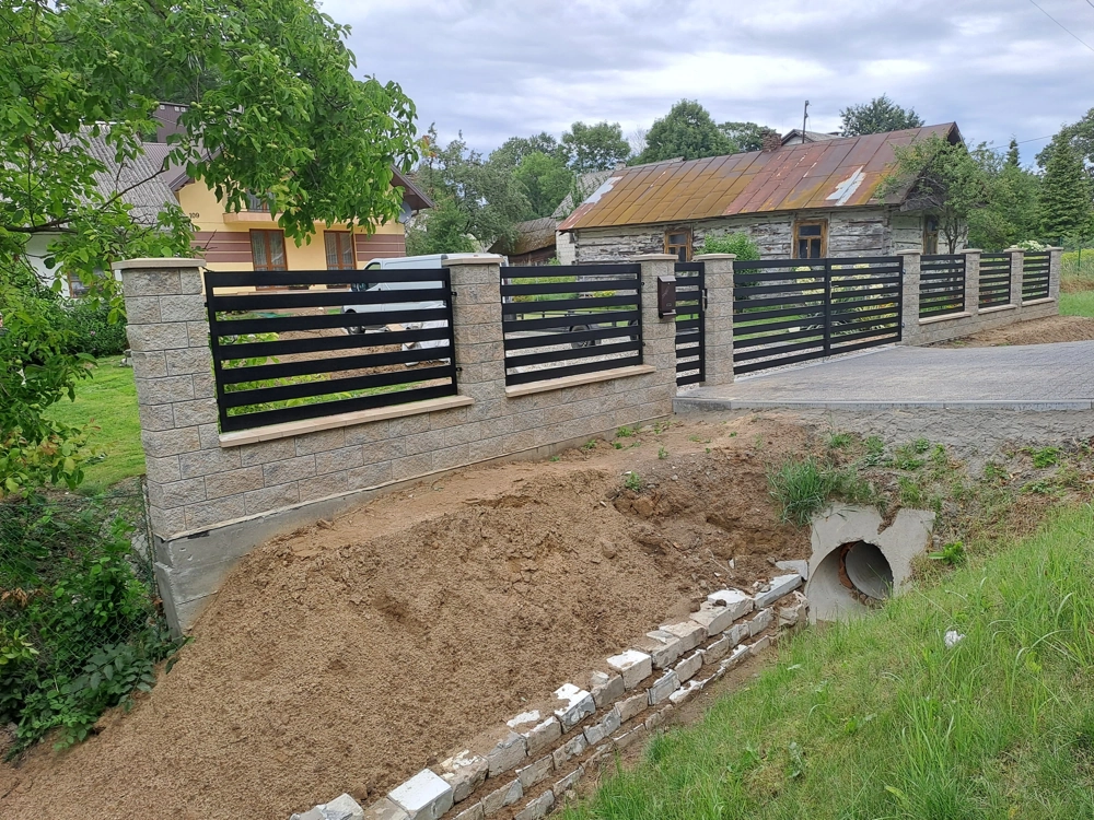 Ogrodzenie żaluzjowe z bloczków i poziomych metalowych lameli z bramą wjazdową i furtką