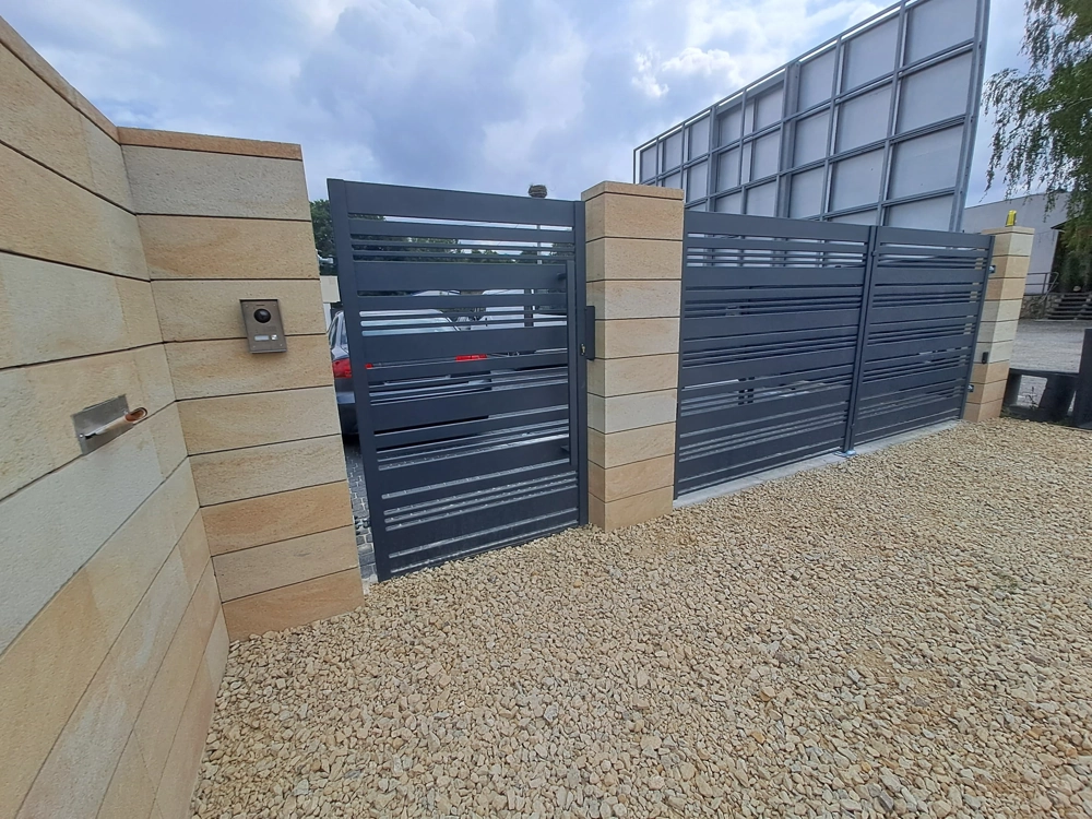 Ogrodzenie żaluzjowe z furtką i bramą wjazdową na murowanych słupkach z żwirowym podłożem