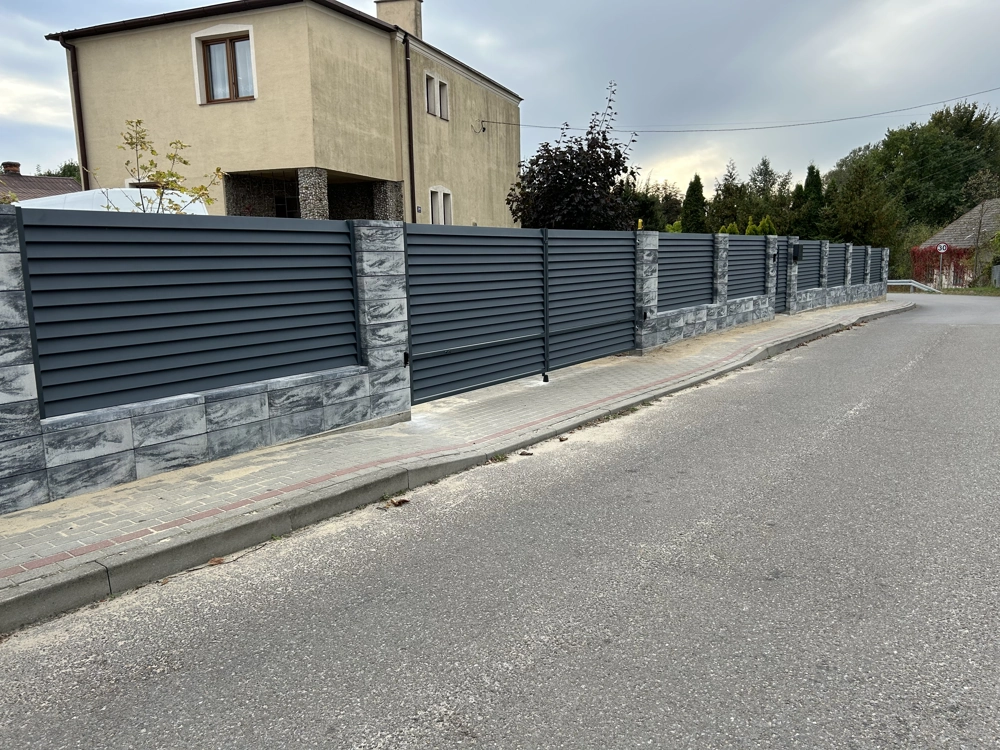 Ogrodzenie żaluzjowe z poziomymi aluminiowymi lamelami w kolorze antracytowym