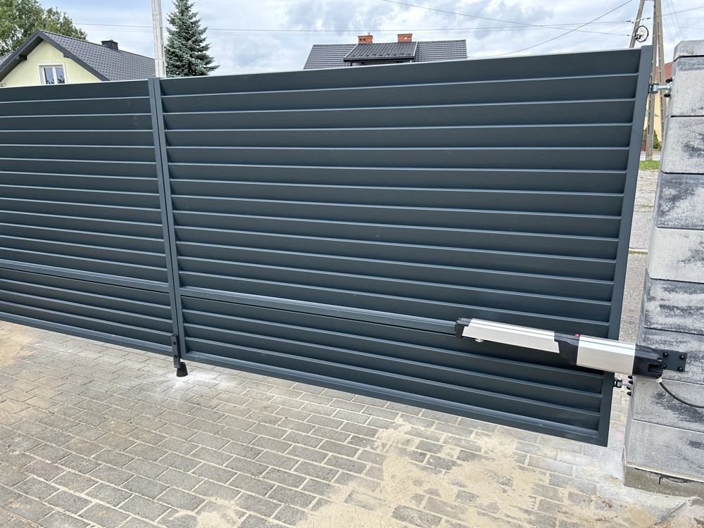 Bramy wjazdowe: nowoczesna brama żaluzjowa z poziomych lameli z automatyką do bram