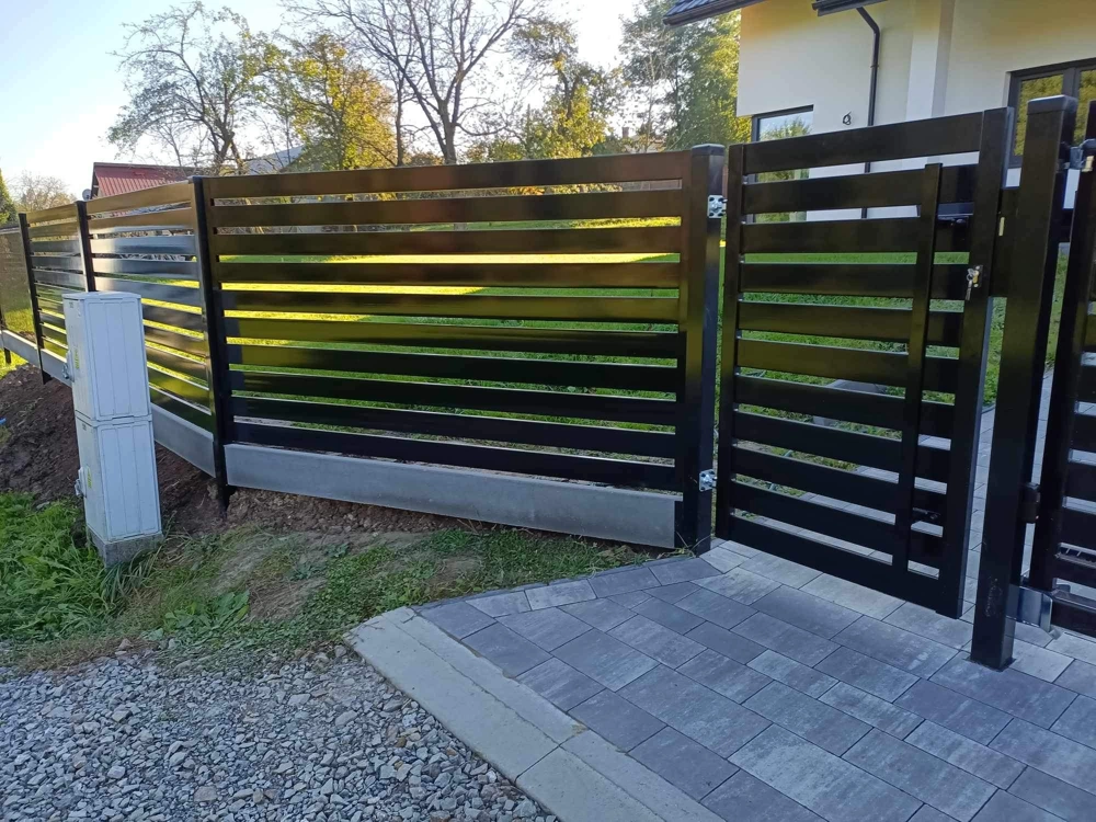 Ogrodzenie żaluzjowe z aluminiowymi przęsłami z furtką na podmurówce