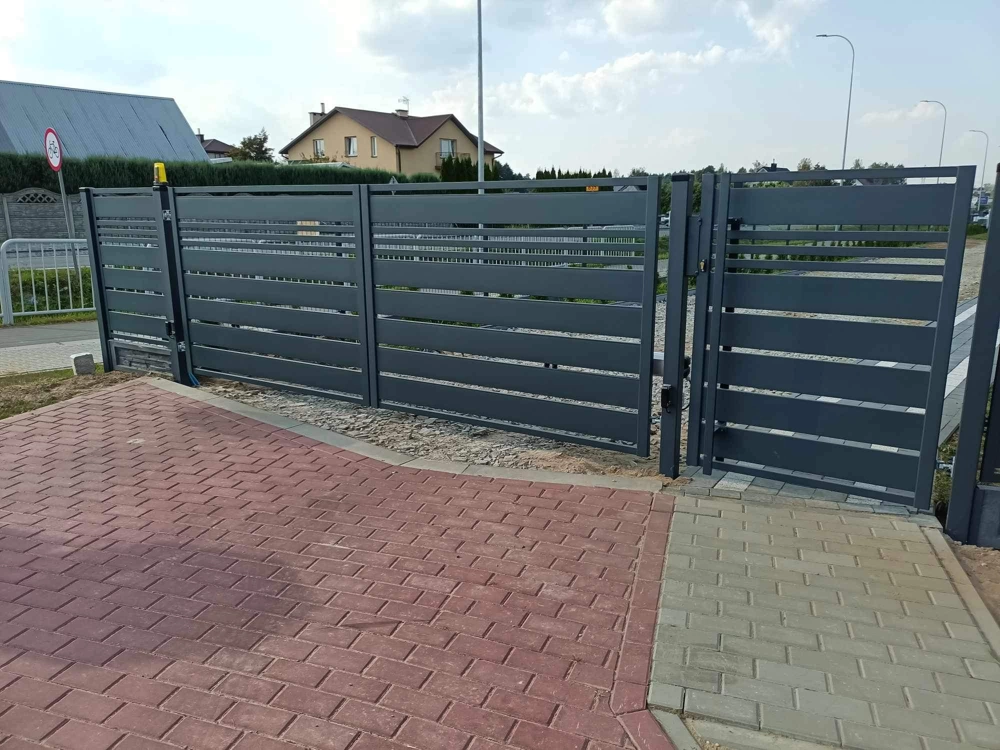 Ogrodzenie panelowe z furtką i bramą wjazdową w grafitowym kolorze