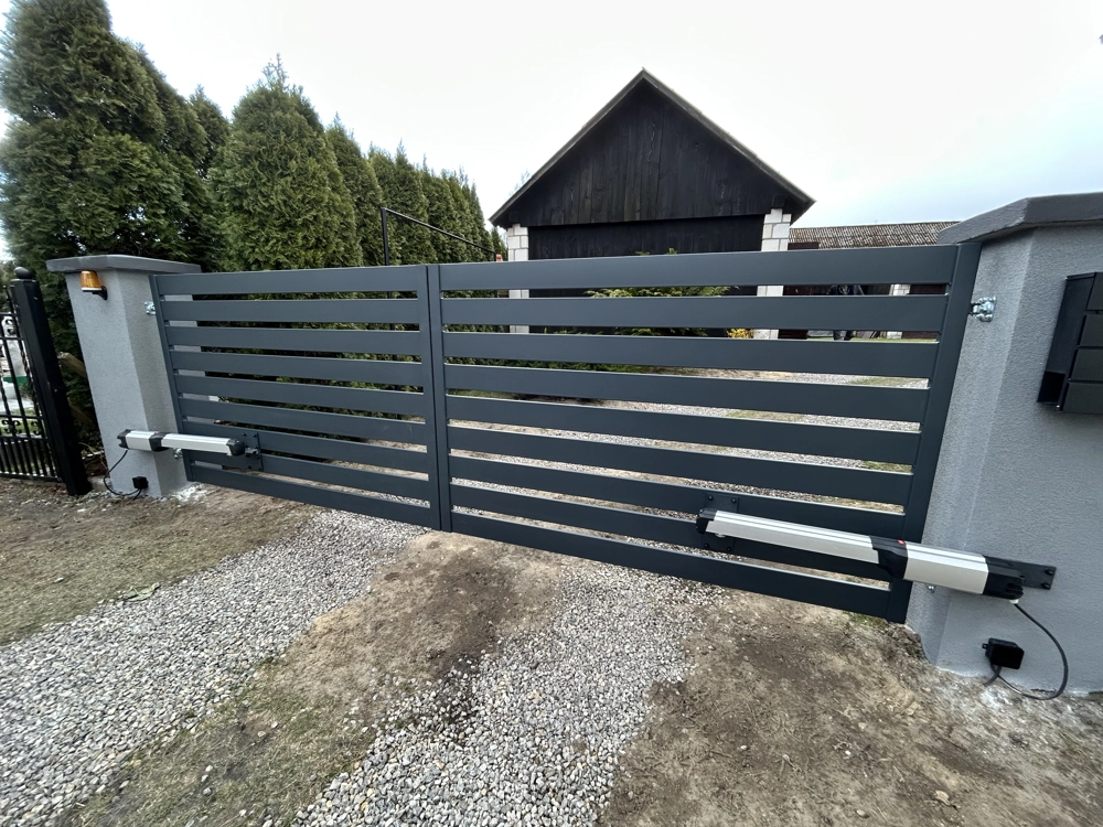 Bramy wjazdowe dwuskrzydłowa żaluzjowa brama z siłownikami na murowanych słupkach