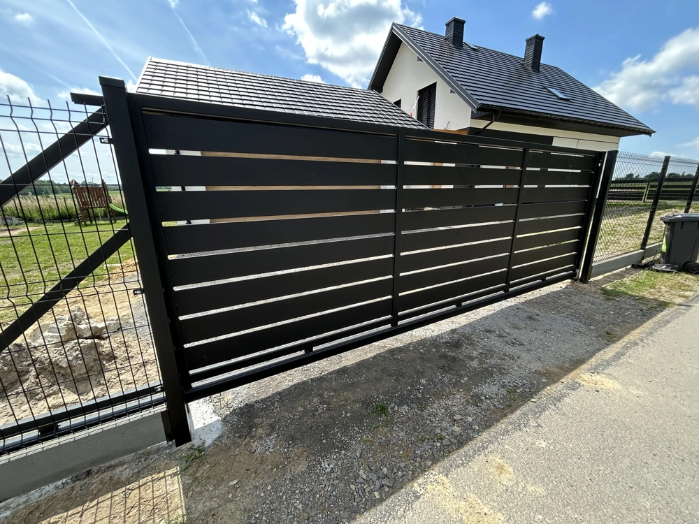 Bramy wjazdowe przesuwne z poziomymi aluminiowymi panelami przy nowoczesnym ogrodzeniu