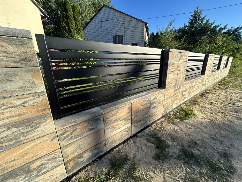 Ogrodzenie żaluzjowe na murowanej podmurówce z kamiennych bloczków