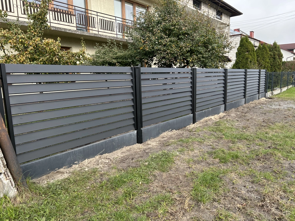 Ogrodzenie żaluzjowe z poziomymi lamelami aluminiowymi na podmurówce