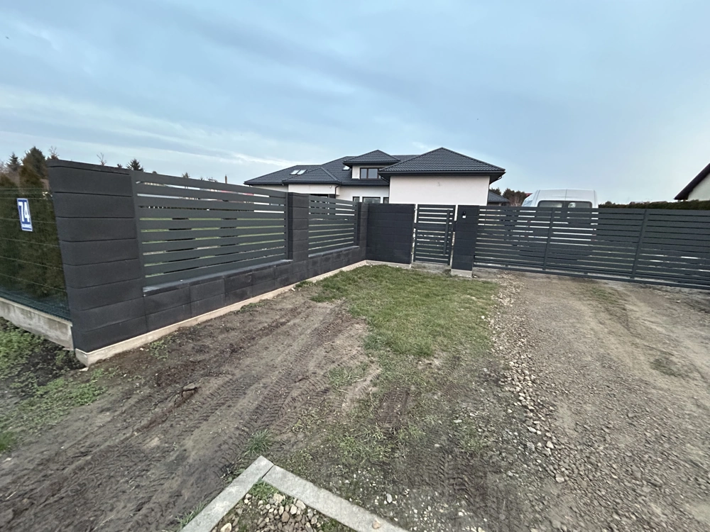 Ogrodzenie żaluzjowe w nowoczesnym stylu, kolor grafitowy, z furtką i bramą wjazdową