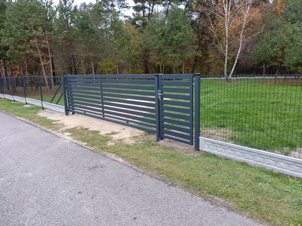 Ogrodzenie żaluzjowe z przesuwaną bramą wjazdową i furtką na betonowej podmurówce