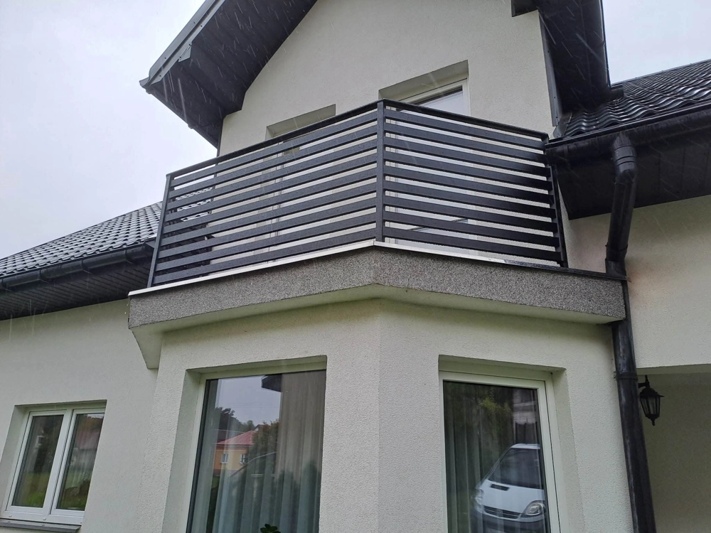 Balustrady balkonowe z poziomymi aluminiowymi profilami